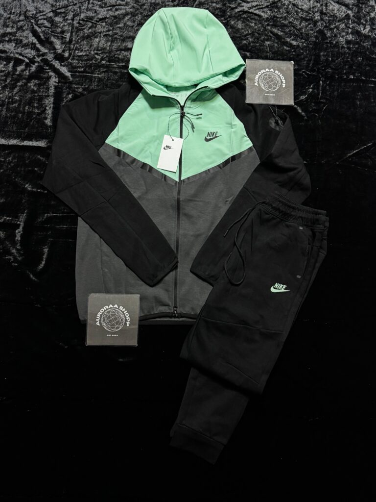 NIKE TECH